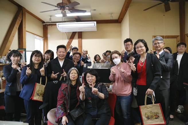 嘉義市長黃敏惠率赴日團參觀阿里山咖啡會社營運情形。（嘉義市政府提供／廖素慧嘉市傳真）