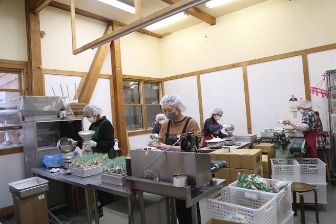 日本日高市阿里山咖啡會社員工作業情形。（嘉義市政府提供／廖素慧嘉市傳真）