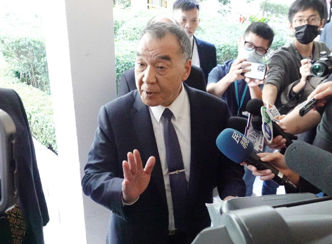 針對金門失聯上兵，外傳已穿救生衣游到中國大陸，但因體力不支被中國大陸海警救起，國防部長邱國正在10日立法院總質詢結束後表示尚在查證，不能隨意評論，一切依法處理。（姚志平攝）