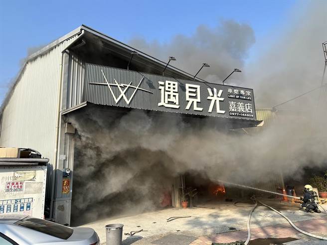 嘉义市北港路一处汽车镀膜工厂大火，消防员抢救。（读者提供／廖素慧嘉市传真）