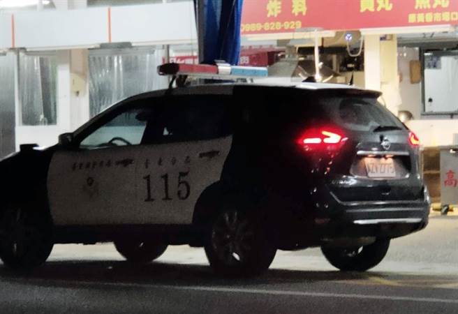 民眾拍下警車違停黃網線照片，向縣議員投訴。（潘貴蘭提供）