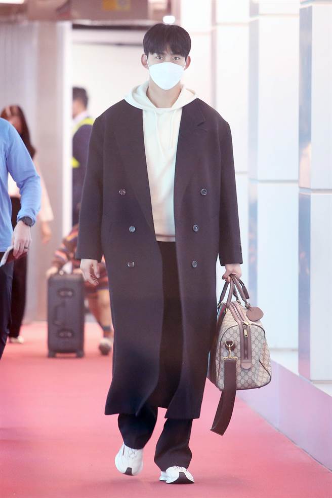 玉澤演身穿黑色大衣搭配白色帽T帥氣抵台。（范揚光攝）