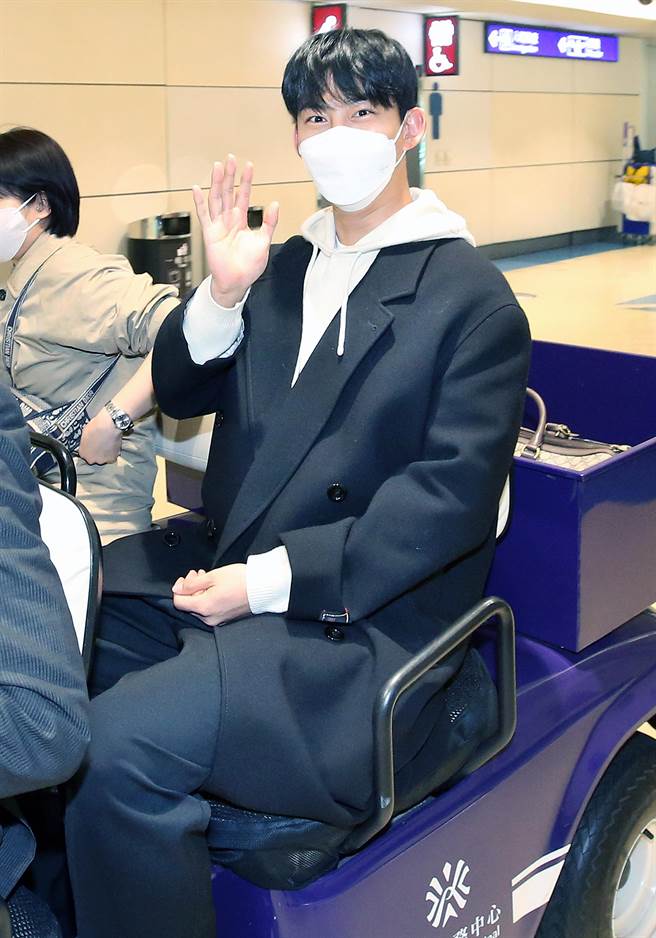 玉澤演親切揮手與到場的媒體打招呼。（范揚光攝）