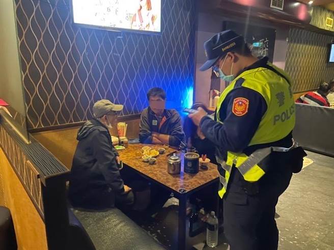 士林警方扩检易滋事场所及帮派据点。（警方提供）