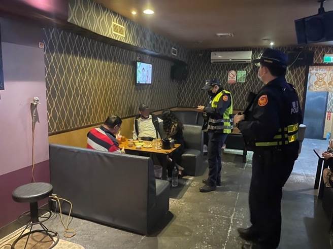 士林警方扩检易滋事场所及帮派据点。（警方提供）