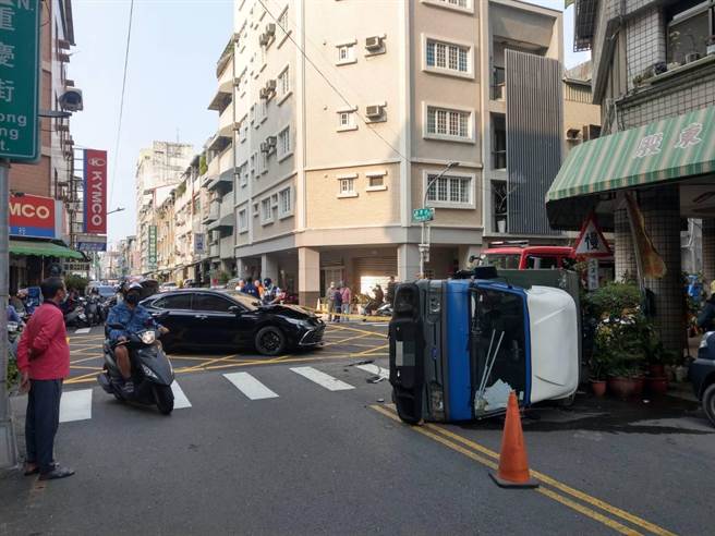 三民區今天下午小貨車與多元化計程車發生碰撞，小貨車側翻倒地。（翻攝照片／崔正綱高雄傳真）