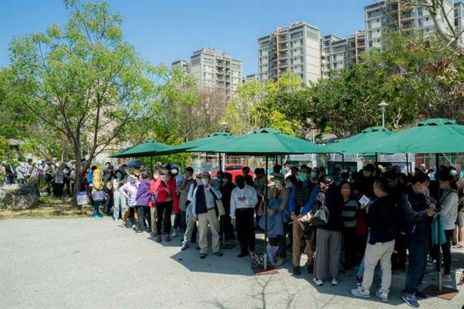 新竹林管处无偿提供1000株台湾原生种树苗赠送市民，吸引大批民眾到场排队。（新竹市政府提供／王惠慧新竹传真）
