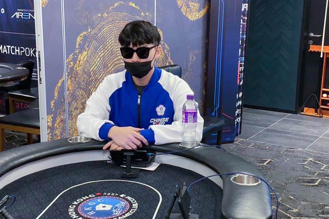 黃文廷表示，職業選手競賽時都不喜形於色，有時候還會戴上帽子或墨鏡，避免因表情透露出手牌的端倪。（清大提供／王惠慧新竹傳真）