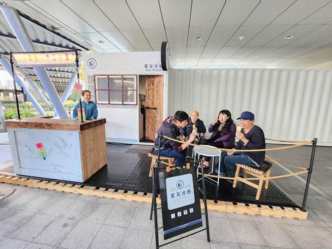 蜜友冰棒以白色货柜屋造型进驻中捷松竹站旁广场。（中捷公司提供／张亦惠台中传真）