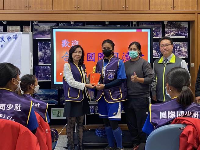 國際同濟會南投區合歡會長孫盛麗等人，10日頒贈獎勵金給埔里國中女壘隊。（民眾提供／楊靜茹南投傳真）