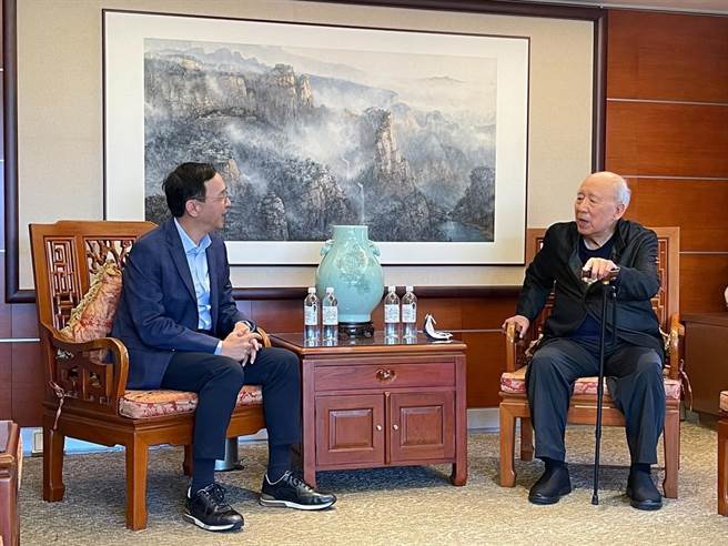 国民党主席朱立伦拜会前国民党主席吴伯雄。（国民党提供）