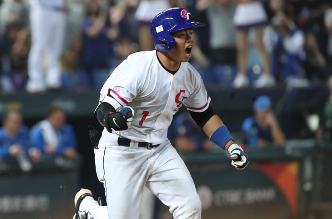 郑宗哲敲出追平安。（郑任南摄）