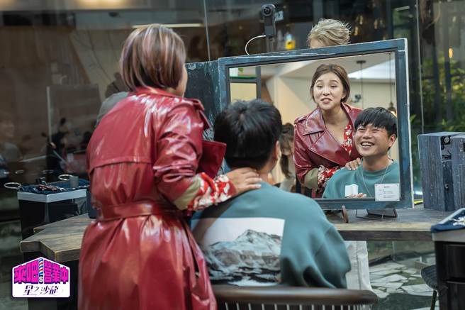 谢依霖为李易按摩展示好手劲。（TVBS提供）