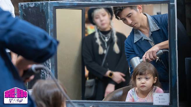 修杰楷全神贯注为混血女娃美髮。（TVBS提供）