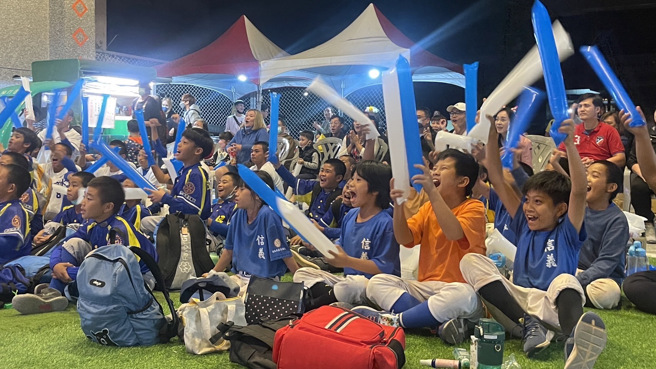 立委陈莹媒合转播车到偏乡的台东县成功镇，营造原乡部落版的户外观球加油pub。（民眾提供）