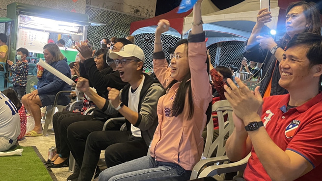 立委陈莹媒合转播车到偏乡的台东县成功镇，营造原乡部落版的户外观球加油pub。（民眾提供）