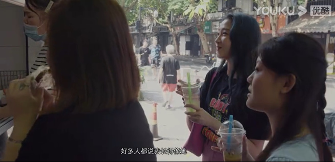 关晓彤逗趣回老板。（图／取自奇妙之城微博）