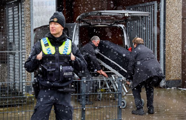 德国汉堡市一处教会9日晚间发生大规模枪击案，警方隔天移走死者遗体。（图／路透社）