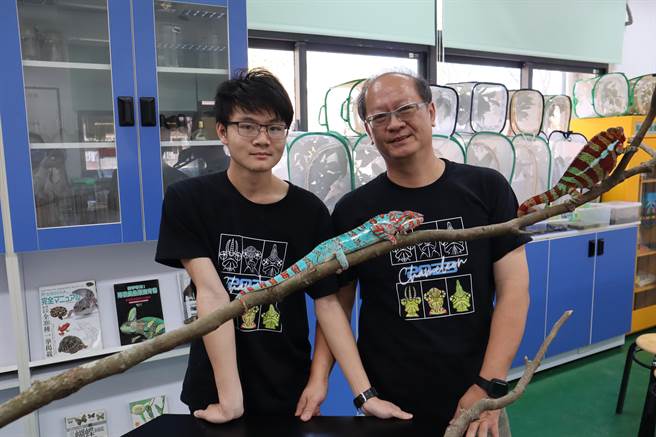 关西高中园艺科学生林岳翰（左）今年透过特殊选才考上台大森林系，导师吕建兴与有荣焉。（邱立雅摄）