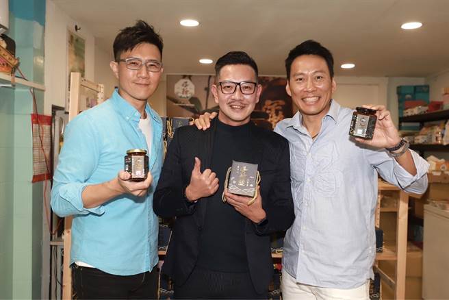 「三片吐司」合体，蒋伟文（左）、艾力克斯（右）力挺江俊翰当老板。（民视提供）