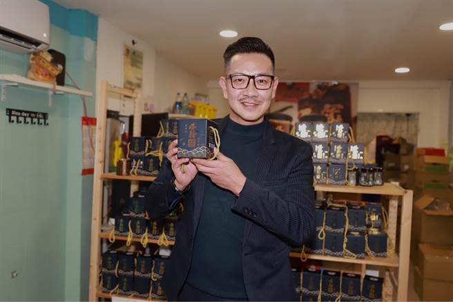 江俊翰斜杠卖XO干贝酱当老板。（民视提供）