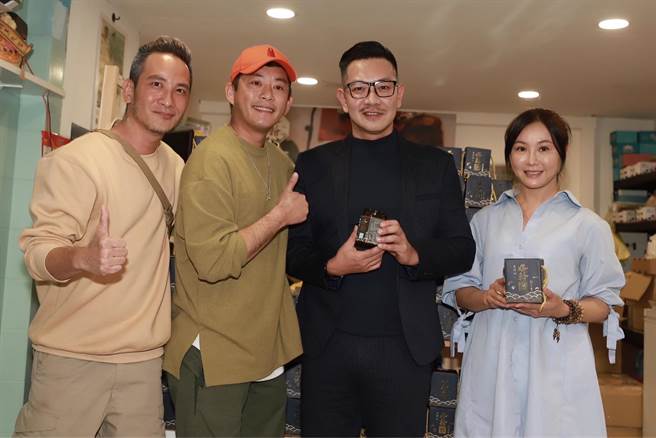 高山峰（左起）、Junior前来力挺江俊翰。（民视提供）