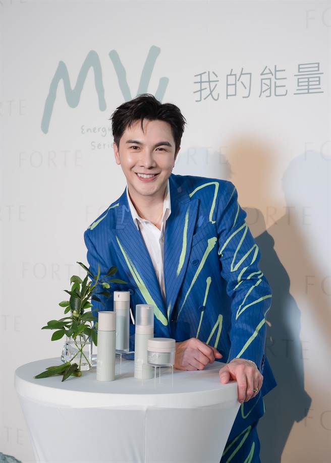 谢佳见亲自研发保养品。（台塑生医提供）