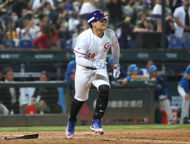 张育成敲追平2分炮，助中华队7比7扳平义大利。（郑任南摄）