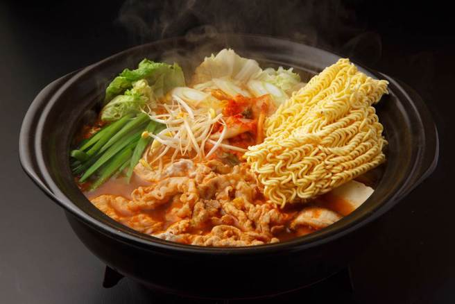 麻辣烫加上一碗泡麵，是许多人最爱的吃法之一。(图／shutterstock)
