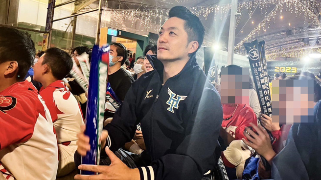 蒋万安在脸书上晒出一张在直播派对现场的照片。(图／翻摄自蒋万安粉专脸书)