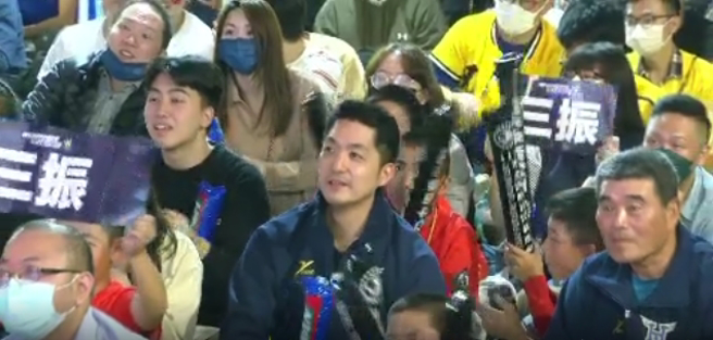 直播派对现场画面中，依稀可见到市长蒋万安的身影。(图／翻摄自《中天新闻》YouTube)
