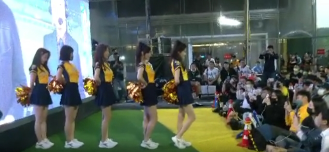啦啦队带领球迷们一同欢呼。(图／翻摄自《中天新闻》YouTube)
