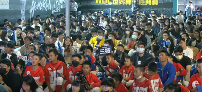 直播派对现场有球迷举着「三振」的字样。(图／翻摄自《中天新闻》YouTube)