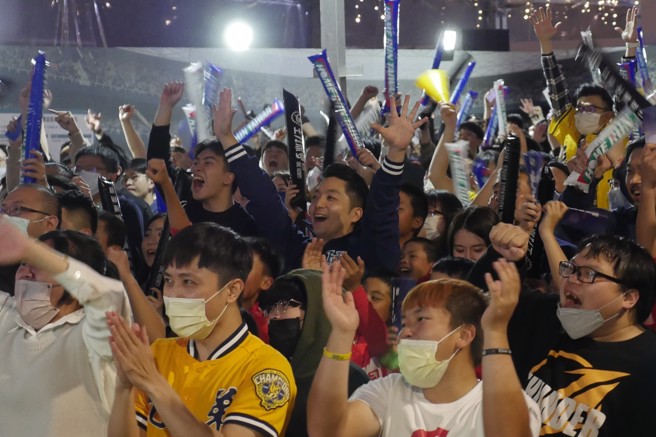 直播派对现场许多人对球员们大声应援，市长蒋万安也在其中。(图／马树立、吴振煌摄)