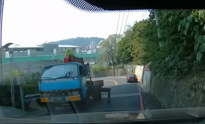 一名休旅车驾驶行经新北市五股区孝义路上时，惨遭工程收未收的支撑架刮伤车侧板金。（翻摄自YouTube频道「WoWtchout - 地图型行车影像分享平台」）