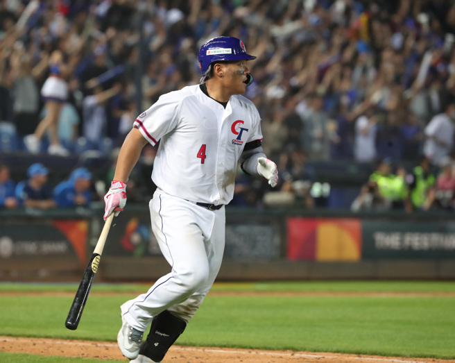 吉力吉捞・巩冠对义大利8局下轰出致命3分炮。（郑任南摄）