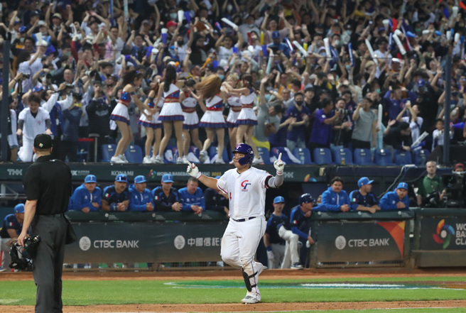 吉力吉撈鞏冠3分全壘打。（鄭任南攝）