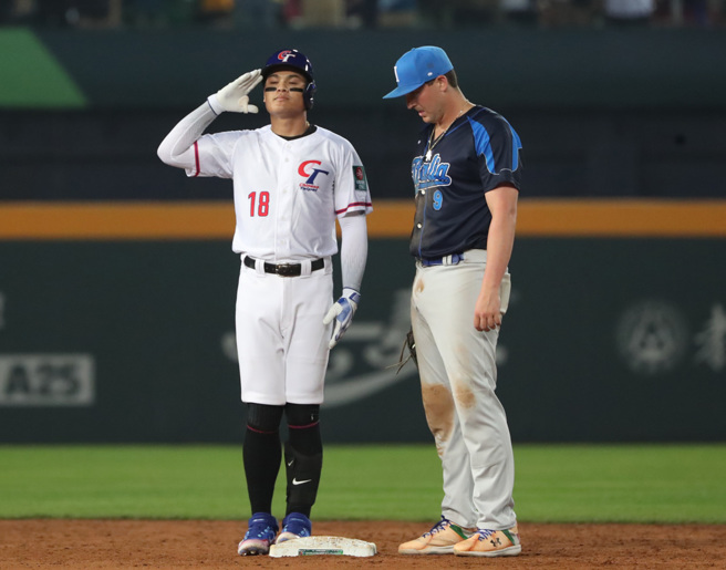 张育成6局下敲出二垒安打，再度秀出招牌敬礼手势，感动全场球迷。（郑任南摄）