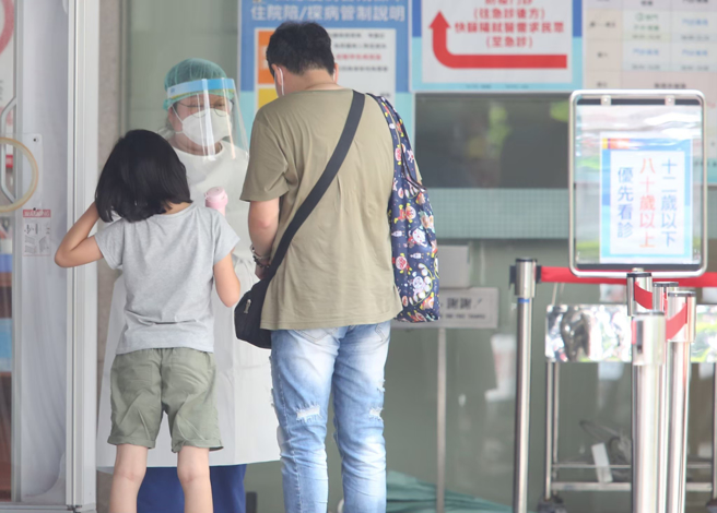 中央流行疫情指揮中心9日宣布，預計3月20日起調整為「輕症免隔離」。（資料照片／陳俊吉攝）