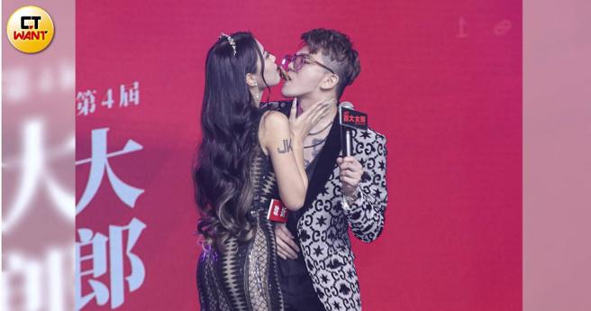 孙生今日出席「JKF第四届百大女郎颁奖典礼」担任颁奖人，主办单位特别安排「性感小野马」玟妡喂食吃刈包。（图／林士杰摄）