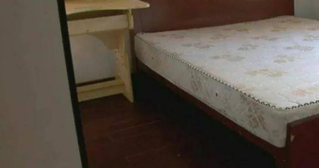 2名男子在床底发现一具尸体。（图／翻摄自搜狐）