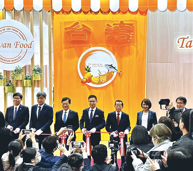 经济部长陈正祺（左三）、贸协董事长黄志芳（中）、驻日大使谢长廷（右三）与国内县市首长及立委出席臺湾馆剪彩。图／贸协提供