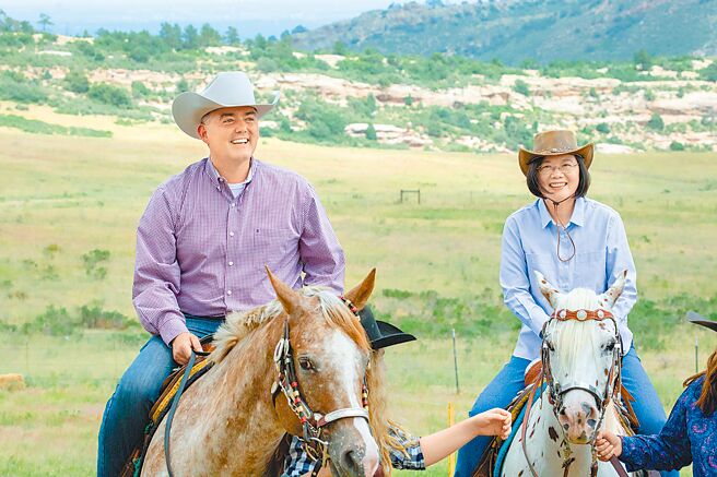 蔡英文总统预计4月初出访中美洲友邦时过境美国。图为2019年「自由民主永续之旅」过境美国时，蔡总统与当时的联邦参议员贾德纳一起骑马的画面。（总统府提供）