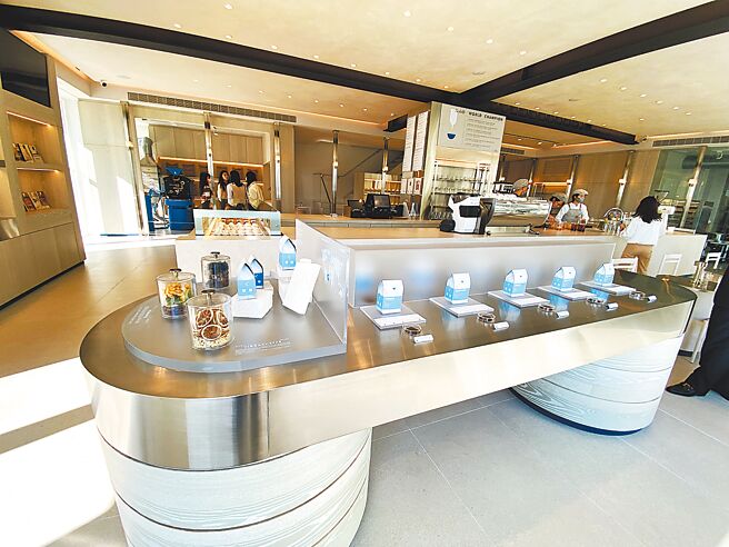 「kafeD台中水湳旗舰店」特别设立「闻香区」与「烘豆区」，让消费者可亲自体验、观赏烘豆过程，沉浸在咖啡的香气中。（冯惠宜摄）