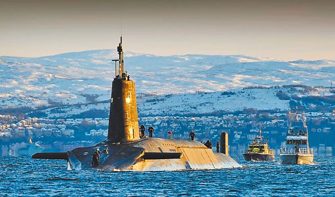 澳洲6艘現役柯林斯級柴電潛艇面臨汰舊問題，根據AUKUS安全協議，澳洲預計在2030年代購買至多5艘的美國維吉尼亞級核動力潛艇；據信英國已成功爭取為澳洲設計核潛艇，圖為英國皇家海軍核動力潛艇。（摘自英國皇家海軍官網）