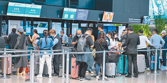 蔡英文总统传将与美国眾院议长麦卡锡会晤之际，陆委会宣布恢復深圳等10个两岸航点。这一出其不意举措，平衡台美中三角关系意味浓厚。图为桃园机场赴陆旅客。（陈麒全摄）