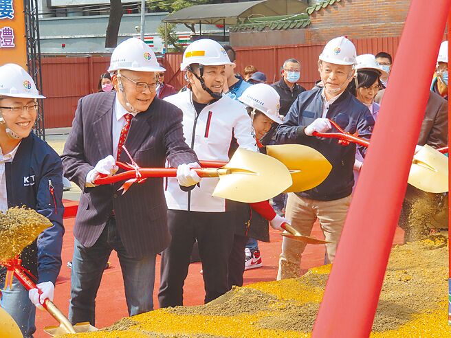 新北市長侯友宜（左三）與湧蓮寺主委陳宏昌（左二）昨出席蘆洲湧蓮寺公益大樓動工典禮。（葉德正攝）