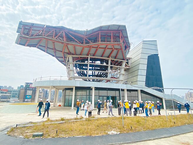 新竹市「儿童探索馆」与「停七」等工程因厂商解约、停工，工程严重延宕，新竹市议会重大公共工程品质监督小组多位议员9日分别至两工地现场勘查。（陈育贤摄）