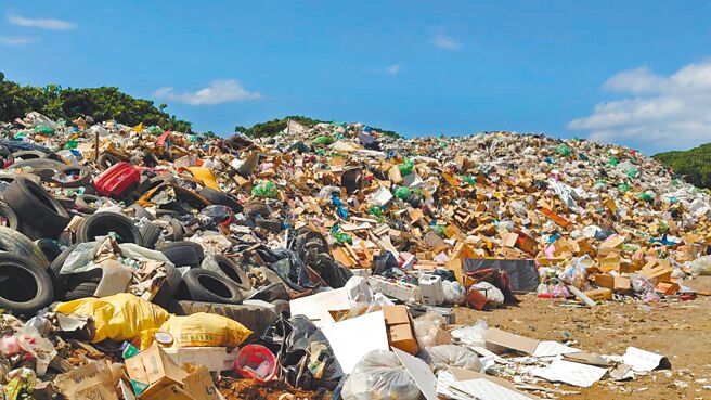 台东县兰屿乡垃圾场爆满，垃圾危机迫在眉睫。（台东县议员黄碧妹提供／蔡旻妤台东传真）