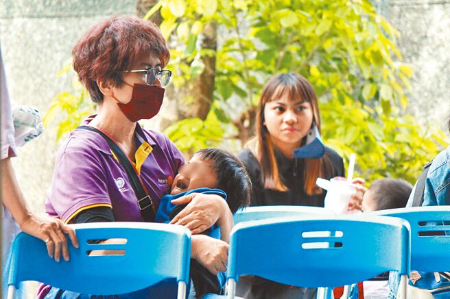 大武鄉缺乏眼科，幼兒第1次點散瞳劑不安，眼科醫師謝靜茹（左）抽空安撫。（部東醫院提供／蔡旻妤台東傳真）